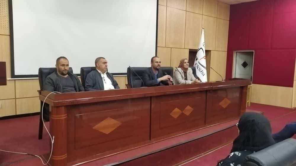 اجتماعًا عامًا مع موظفي المدرسة